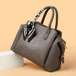 Gri-Femei-Genti dama 