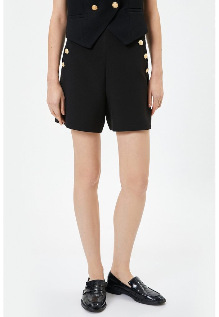 Pantaloni scurti cu nasturi decorativi-FEMEI/IMBRACAMINTE/Pantaloni si colanti-IMBRACAMINTE/Pantaloni si colanti