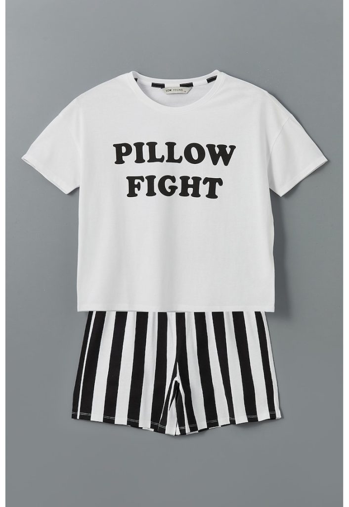 Pijama scurta cu model-FEMEI/IMBRACAMINTE/Pijamale si halate de baie-IMBRACAMINTE/Pijamale si halate de baie