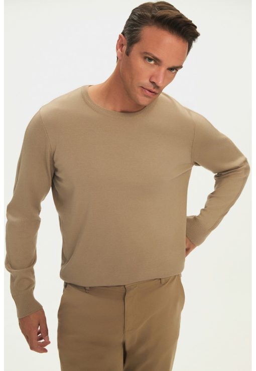 Pulover slim fit cu decolteu la baza gatului-BARBATI/IMBRACAMINTE/Pulovere si cardigane-IMBRACAMINTE/Pulovere si cardigane