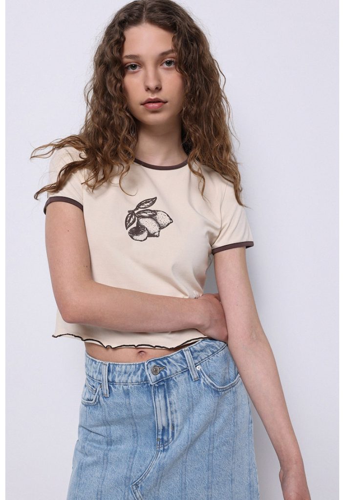 Tricou crop cu imprimeu grafic-FEMEI/IMBRACAMINTE/Tricouri si maiouri-IMBRACAMINTE/Tricouri si maiouri