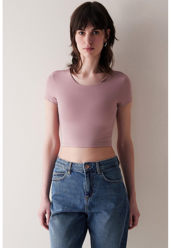 Tricou crop cu model uni si decupaj pe partea din spate-FEMEI/IMBRACAMINTE/Tricouri si maiouri-IMBRACAMINTE/Tricouri si maiouri