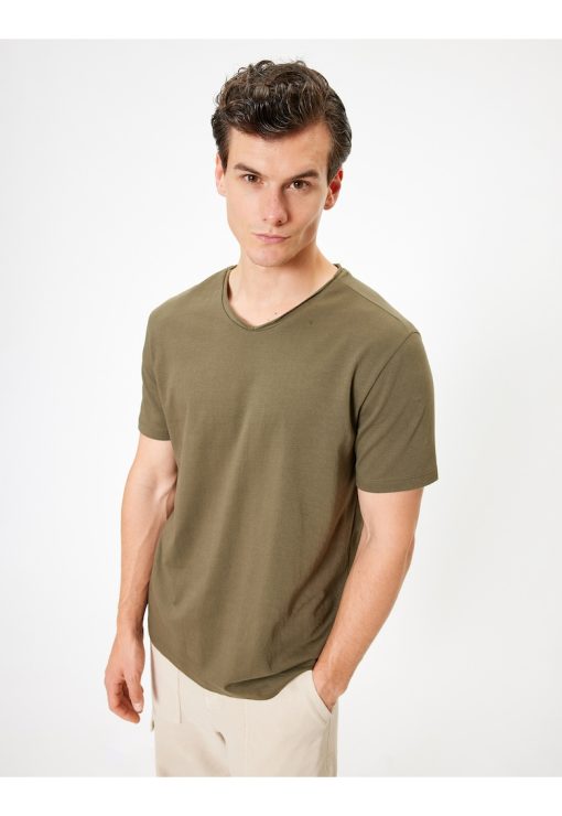 Tricou cu decolteu in V-BARBATI/IMBRACAMINTE/Tricouri si maiouri-IMBRACAMINTE/Tricouri si maiouri