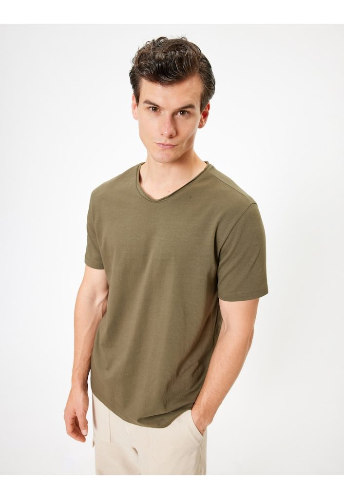 Tricou cu decolteu in V-BARBATI/IMBRACAMINTE/Tricouri si maiouri-IMBRACAMINTE/Tricouri si maiouri