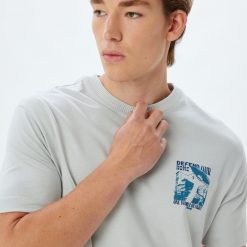 Tricou cu decolteu la baza gatului - imprimeu grafic si text-BARBATI/IMBRACAMINTE/Tricouri si maiouri-IMBRACAMINTE/Tricouri si maiouri