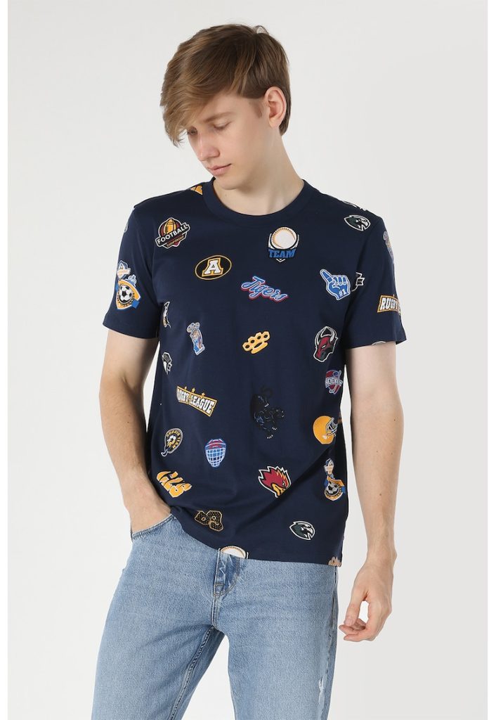Tricou cu decolteu la baza gatului si imprimeu grafic-BARBATI/IMBRACAMINTE/Tricouri si maiouri-IMBRACAMINTE/Tricouri si maiouri