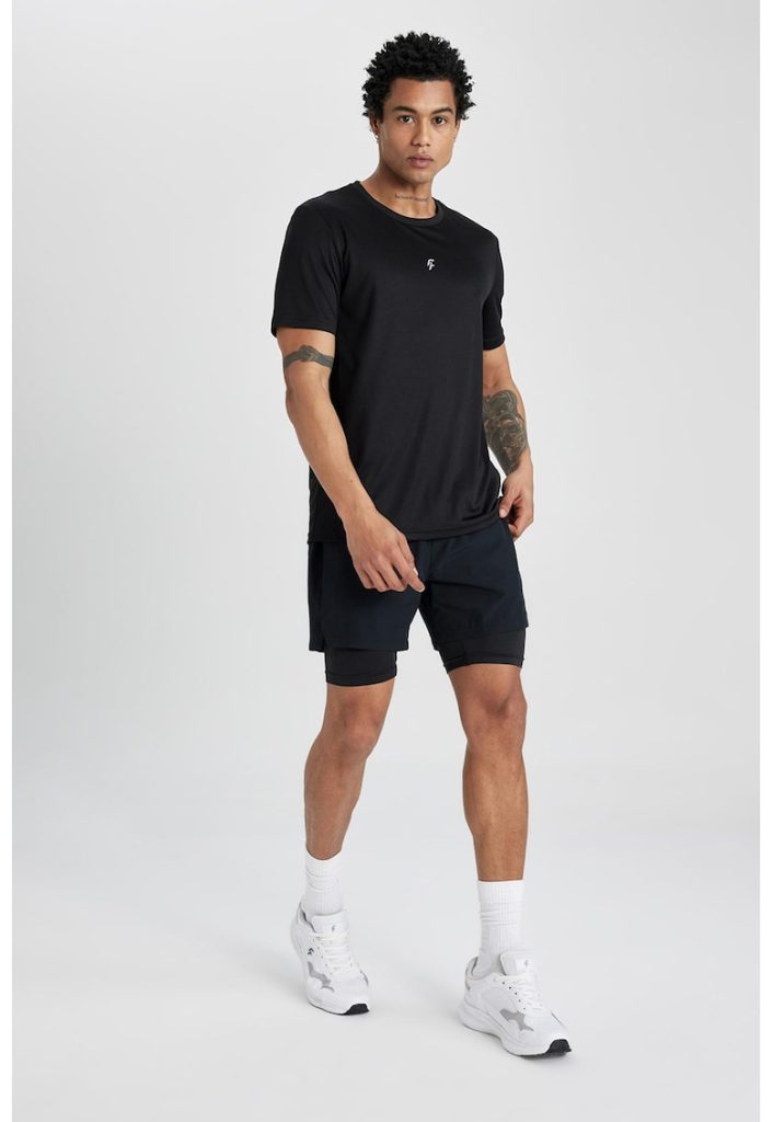 Tricou cu decolteu la baza gatului si model uni-BARBATI/IMBRACAMINTE/Tricouri si maiouri-IMBRACAMINTE/Tricouri si maiouri