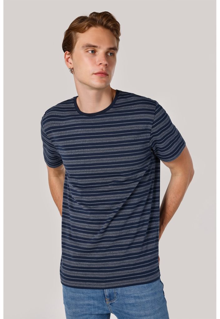 Tricou cu dungi si decolteu la baza gatului-BARBATI/IMBRACAMINTE/Tricouri si maiouri-IMBRACAMINTE/Tricouri si maiouri