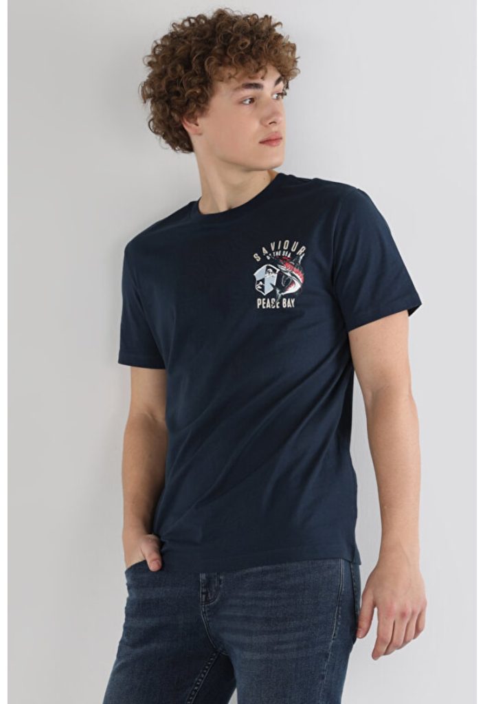 Tricou cu imprimeu si decolteu la baza gatului-BARBATI/IMBRACAMINTE/Tricouri si maiouri-IMBRACAMINTE/Tricouri si maiouri