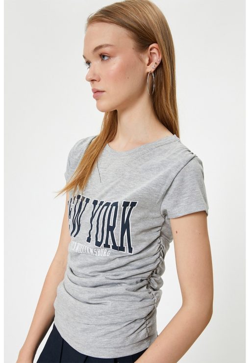 Tricou cu imprimeu text si drapaje in partile laterale-FEMEI/IMBRACAMINTE/Tricouri si maiouri-IMBRACAMINTE/Tricouri si maiouri