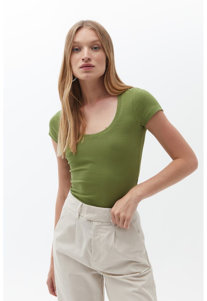 Tricou elastic cu decolteu amplu-FEMEI/IMBRACAMINTE/Tricouri si maiouri-IMBRACAMINTE/Tricouri si maiouri