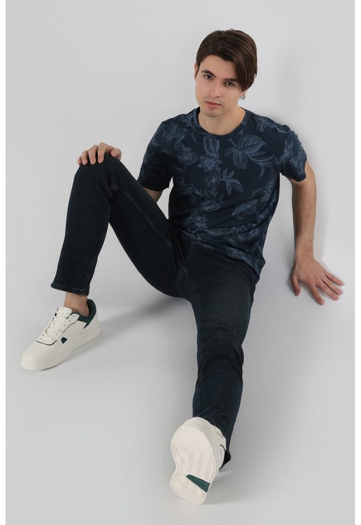 Tricou regular fit cu model floral-BARBATI/IMBRACAMINTE/Tricouri si maiouri-IMBRACAMINTE/Tricouri si maiouri