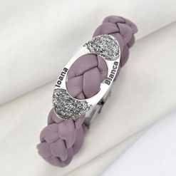 Bratara personalizata cu Charm oval si nume gravate - Piele impletita roz lila - Argint 925 - Inchizatoare clips din otel inoxidabil-Toate >> Argint 925 >> Bratari Argint Femei >> Noutati