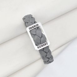 Bratara personalizata cu Charm placuta si nume gravate - Piele impletita gri - Argint 925 - Inchizatoare clips din otel inoxidabil-Toate >> Argint 925 >> Bratari Argint Femei >> Noutati