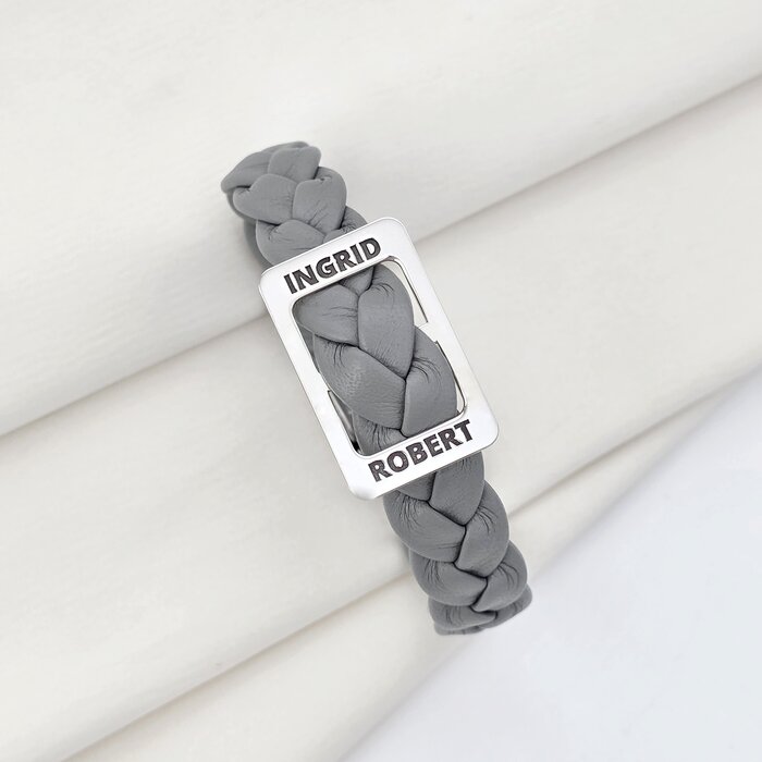 Bratara personalizata cu Charm placuta si nume gravate - Piele impletita gri - Argint 925 - Inchizatoare clips din otel inoxidabil-Toate >> Argint 925 >> Bratari Argint Femei >> Noutati
