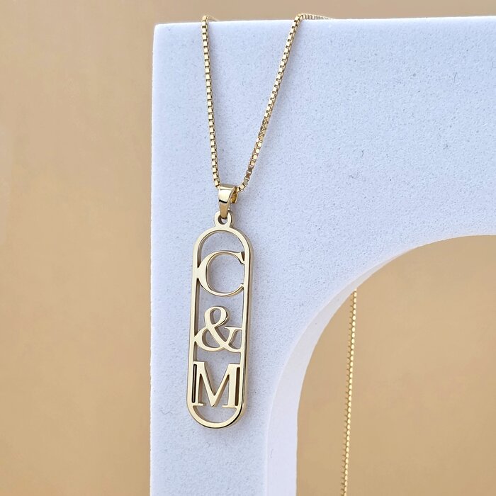 Lantisor cu pandantiv - placuta personalizata cu initiale decupate in interior - Argint 925 placat cu Aur Galben 18K-Toate >> Argint 925 >> Lantisoare Argint >> Noutati