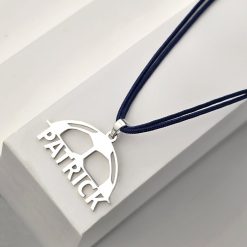 Pandantiv jumatate de minge de fotbal - cu nume decupat - Argint 925 - Snur colorat-Toate >> Argint 925 >> Lantisoare Argint >> Noutati