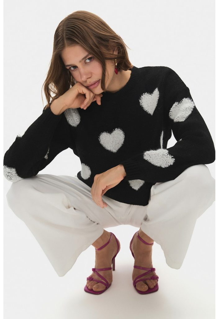 Pulover crop cu decolteu la baza gatului si model cu inimi-FEMEI/IMBRACAMINTE/Pulovere si cardigane-IMBRACAMINTE/Pulovere si cardigane