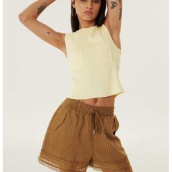 Tricou crop cu aplicatii pe piept-FEMEI/IMBRACAMINTE/Tricouri si maiouri-IMBRACAMINTE/Tricouri si maiouri