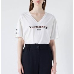 Tricou cu decolteu in V si model text-FEMEI/IMBRACAMINTE/Tricouri si maiouri-IMBRACAMINTE/Tricouri si maiouri