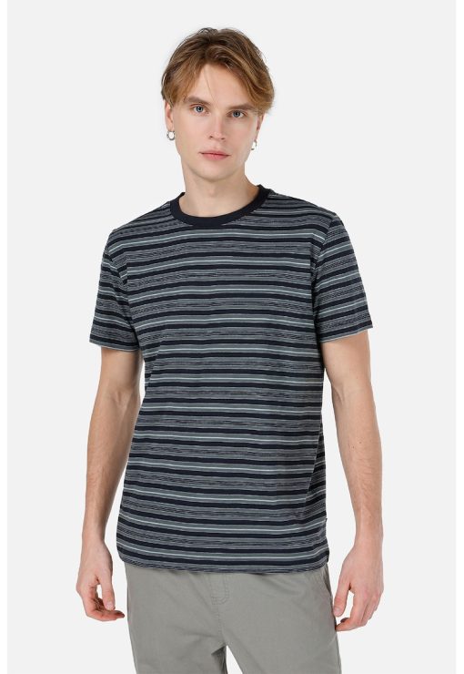 Tricou cu decolteu la baza gatului si model in dungi-BARBATI/IMBRACAMINTE/Tricouri si maiouri-IMBRACAMINTE/Tricouri si maiouri