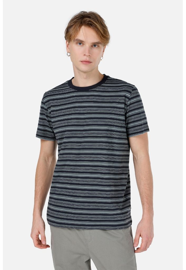 Tricou cu decolteu la baza gatului si model in dungi-BARBATI/IMBRACAMINTE/Tricouri si maiouri-IMBRACAMINTE/Tricouri si maiouri