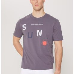 Tricou cu decolteu la baza gatului si text-BARBATI/IMBRACAMINTE/Tricouri si maiouri-IMBRACAMINTE/Tricouri si maiouri