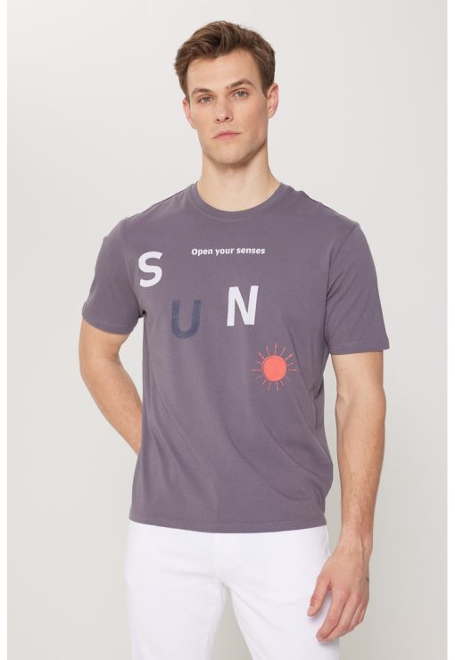 Tricou cu decolteu la baza gatului si text-BARBATI/IMBRACAMINTE/Tricouri si maiouri-IMBRACAMINTE/Tricouri si maiouri