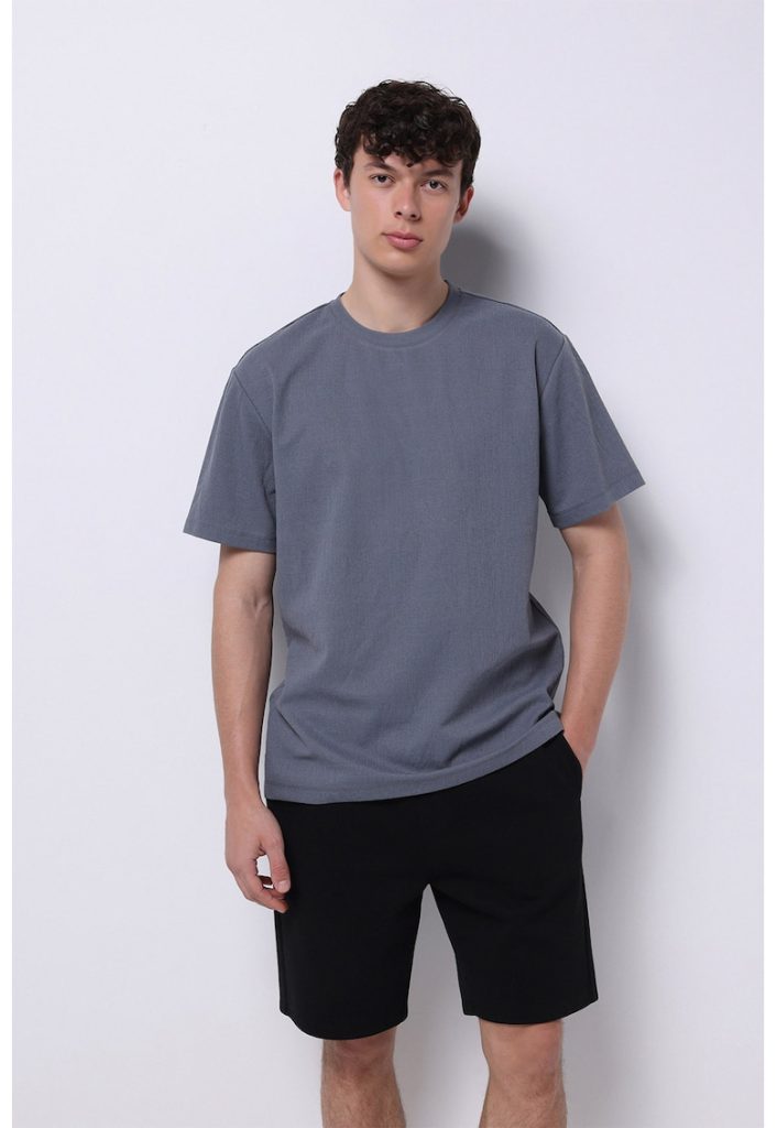 Tricou lejer cu decolteu la baza gatului si model uni-BARBATI/IMBRACAMINTE/Tricouri si maiouri-IMBRACAMINTE/Tricouri si maiouri