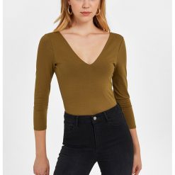 Bluza slim fit cu decolteu in V-FEMEI/IMBRACAMINTE/Bluze-IMBRACAMINTE/Bluze