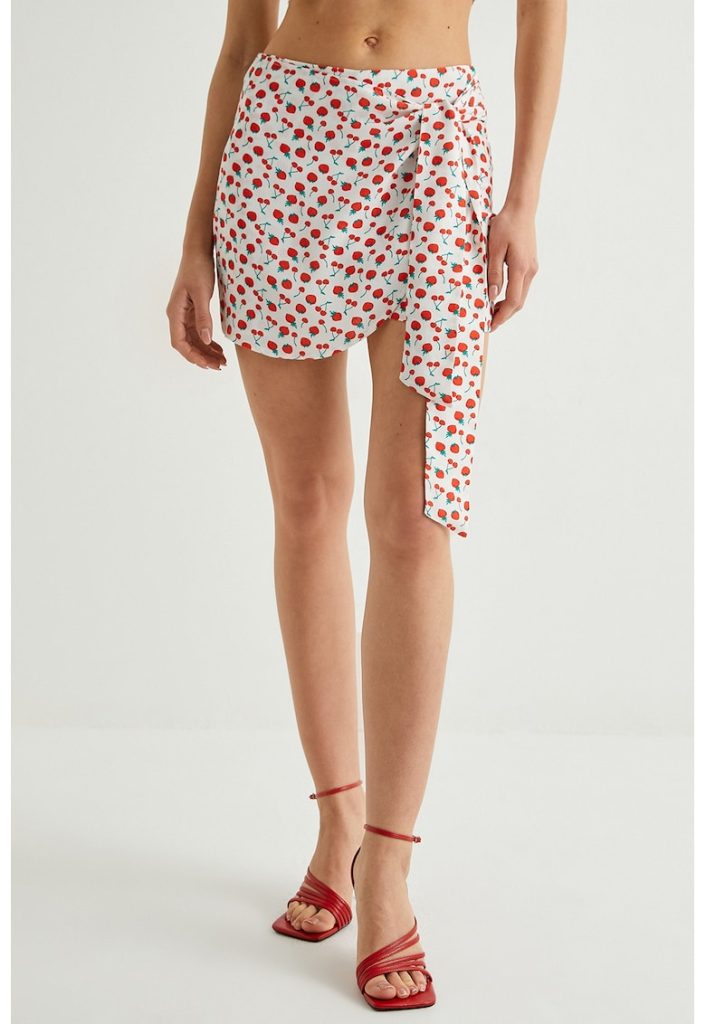 Fusta-pantalon cu croiala petrecuta si model cu fructe-FEMEI/IMBRACAMINTE/Pantaloni si colanti-IMBRACAMINTE/Pantaloni si colanti