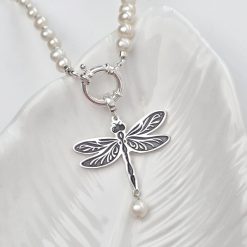 Lantisor cu Perle - pandantiv libelula - Model sirag de perle albe cu bilute si lantisor - Argint 925-Colectii >> Comori Perlate >> Noutati