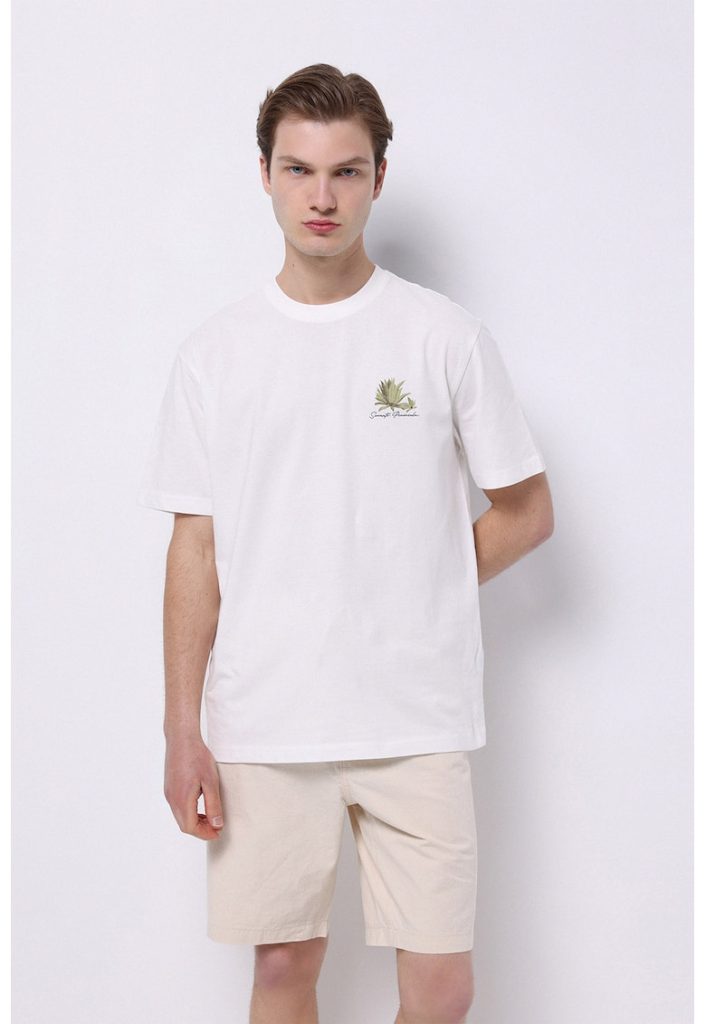 Tricou cu decolteu la baza gatului si imprimeu grafic si text pe partea din spate-BARBATI/IMBRACAMINTE/Tricouri si maiouri-IMBRACAMINTE/Tricouri si maiouri