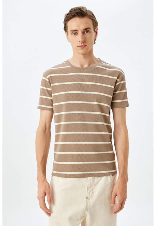 Tricou cu decolteu la baza gatului si model in dungi-BARBATI/IMBRACAMINTE/Tricouri si maiouri-IMBRACAMINTE/Tricouri si maiouri