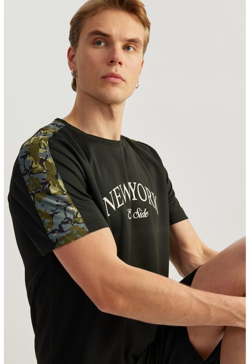 Tricou cu segmente contrastante-BARBATI/IMBRACAMINTE/Tricouri si maiouri-IMBRACAMINTE/Tricouri si maiouri