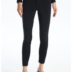 Blugi crop cu terminatii franjurate-FEMEI/IMBRACAMINTE/Blugi-IMBRACAMINTE/Blugi