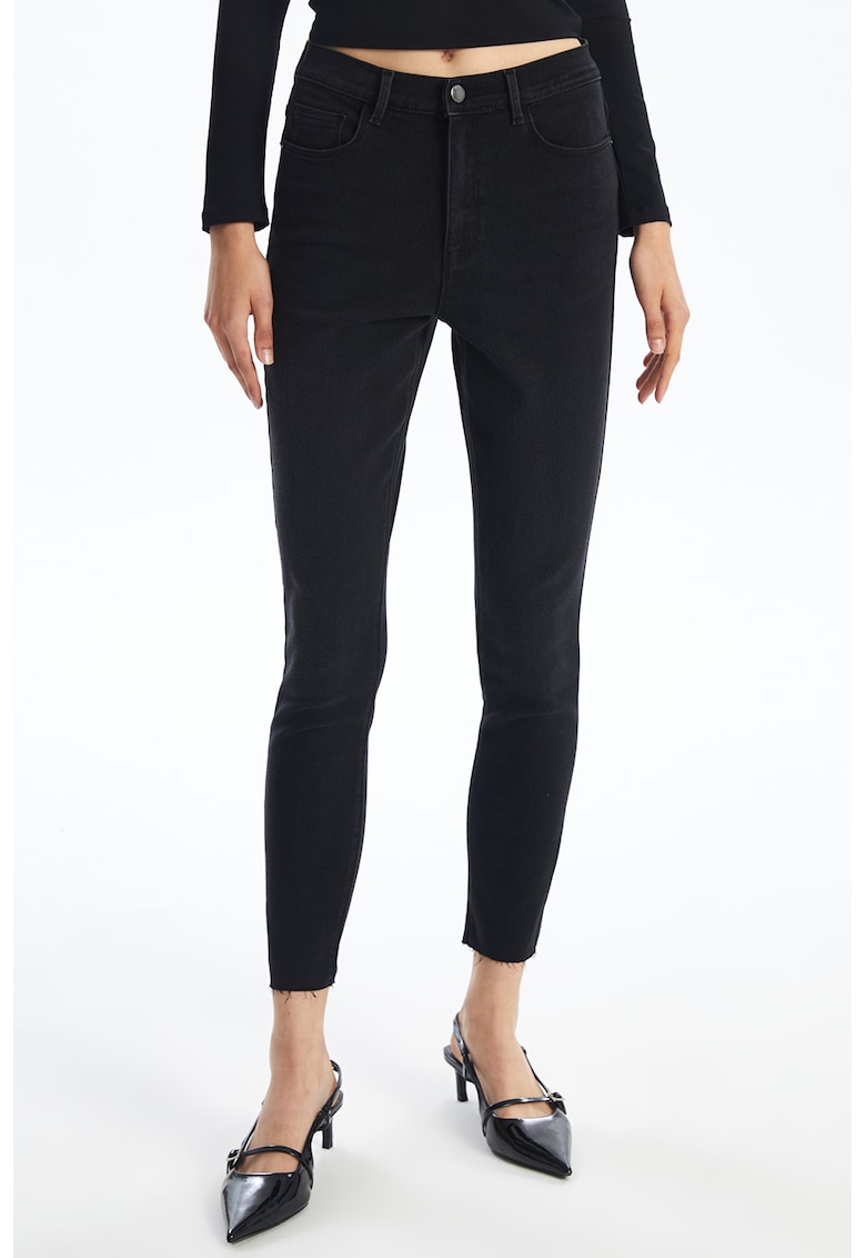 Blugi crop cu terminatii franjurate-FEMEI/IMBRACAMINTE/Blugi-IMBRACAMINTE/Blugi