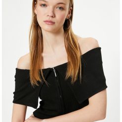 Bluza crop cu decolteu pe umeri-FEMEI/IMBRACAMINTE/Bluze-IMBRACAMINTE/Bluze