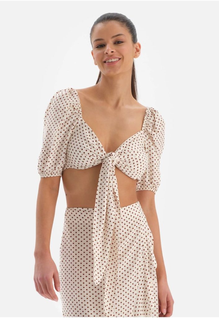 Bluza crop cu model cu buline-FEMEI/IMBRACAMINTE/Bluze-IMBRACAMINTE/Bluze