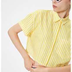 Camasa crop din bumbac cu aplicatie pe piept-FEMEI/IMBRACAMINTE/Camasi-IMBRACAMINTE/Camasi