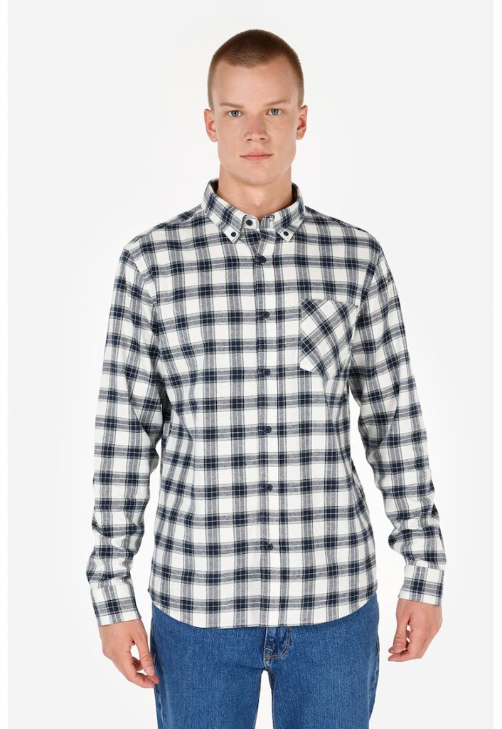 Camasa cu maneci lungi si model in carouri-BARBATI/IMBRACAMINTE/Camasi-IMBRACAMINTE/Camasi