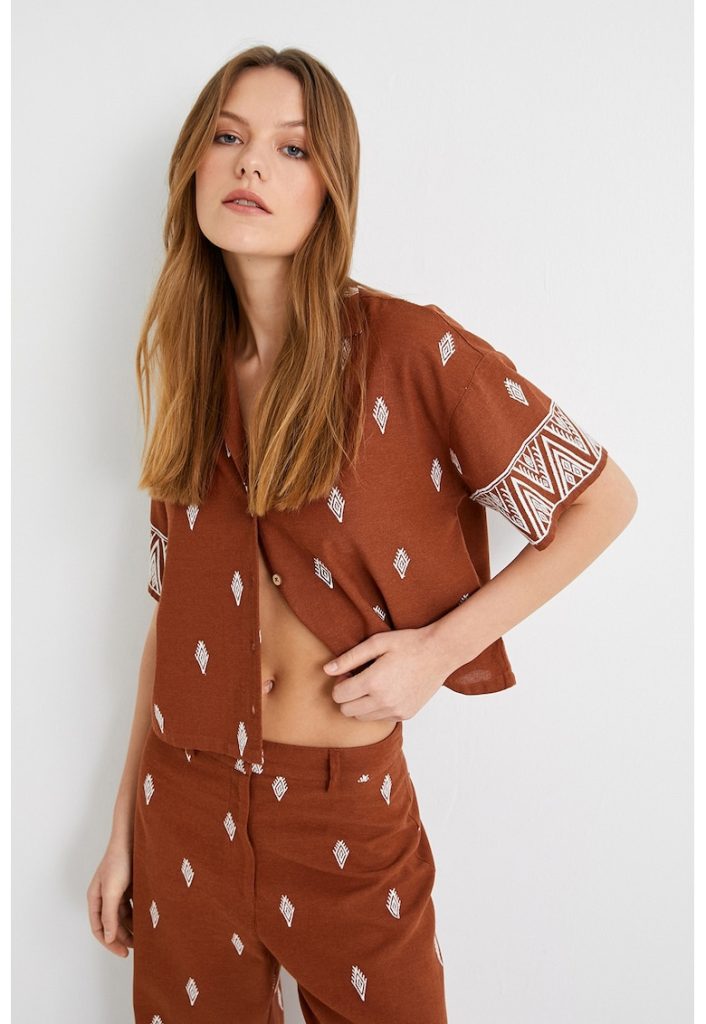 Camasa cu model geometric-FEMEI/IMBRACAMINTE/Camasi-IMBRACAMINTE/Camasi