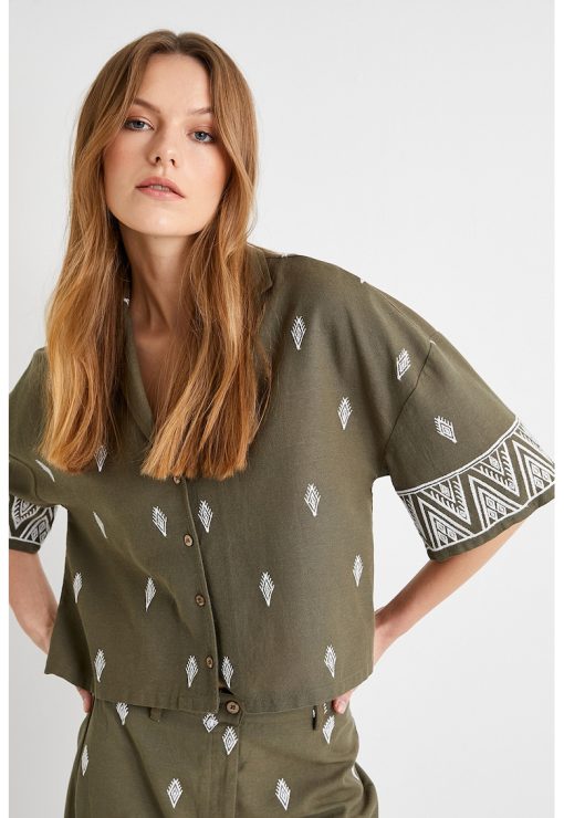 Camasa cu model geometric-FEMEI/IMBRACAMINTE/Camasi-IMBRACAMINTE/Camasi