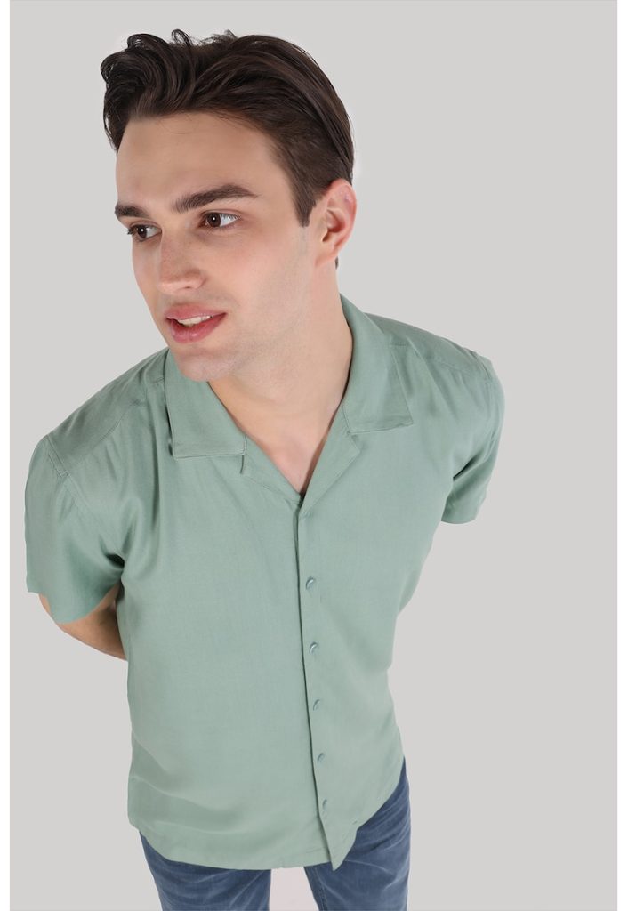 Camasa cu model uni si maneci scurte-BARBATI/IMBRACAMINTE/Camasi-IMBRACAMINTE/Camasi