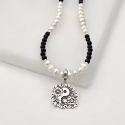 Colier Floare Yin & Yang si Cristal Swarovski - Combinatie de Perle Albe & Negre - Argint 925-Colectii >> Comori Perlate >> Noutati