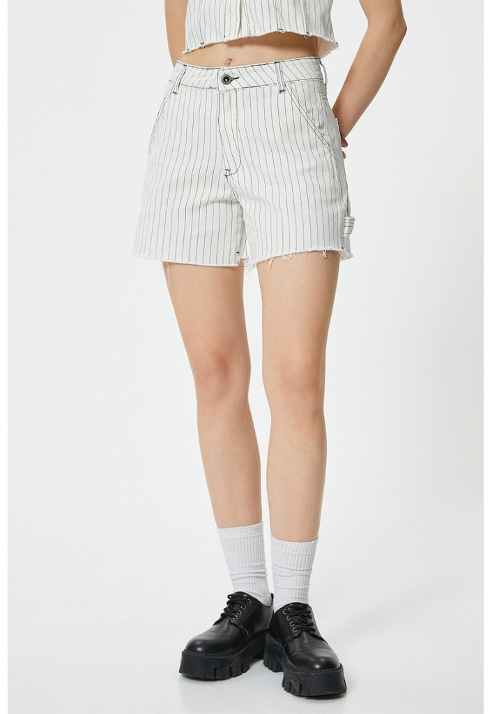 Pantaloni scurti cu dungi si terminatii franjurate-FEMEI/IMBRACAMINTE/Blugi-IMBRACAMINTE/Blugi