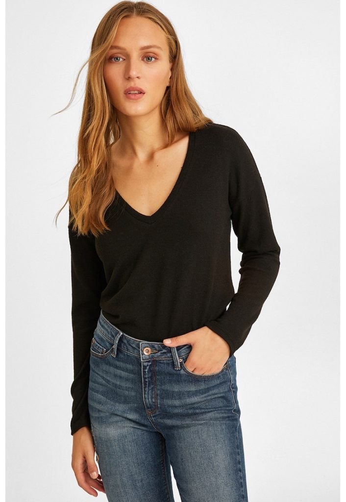 Pulover cu decolteu in V si maneci cazute-FEMEI/IMBRACAMINTE/Pulovere si cardigane-IMBRACAMINTE/Pulovere si cardigane