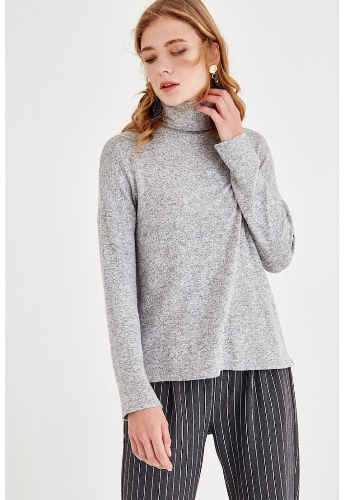 Pulover tricotat fin cu guler inalt si maneci cazute-FEMEI/IMBRACAMINTE/Pulovere si cardigane-IMBRACAMINTE/Pulovere si cardigane