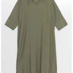 Rochie cu croiala dreapta si model uni-FEMEI/IMBRACAMINTE/Rochii-IMBRACAMINTE/Rochii