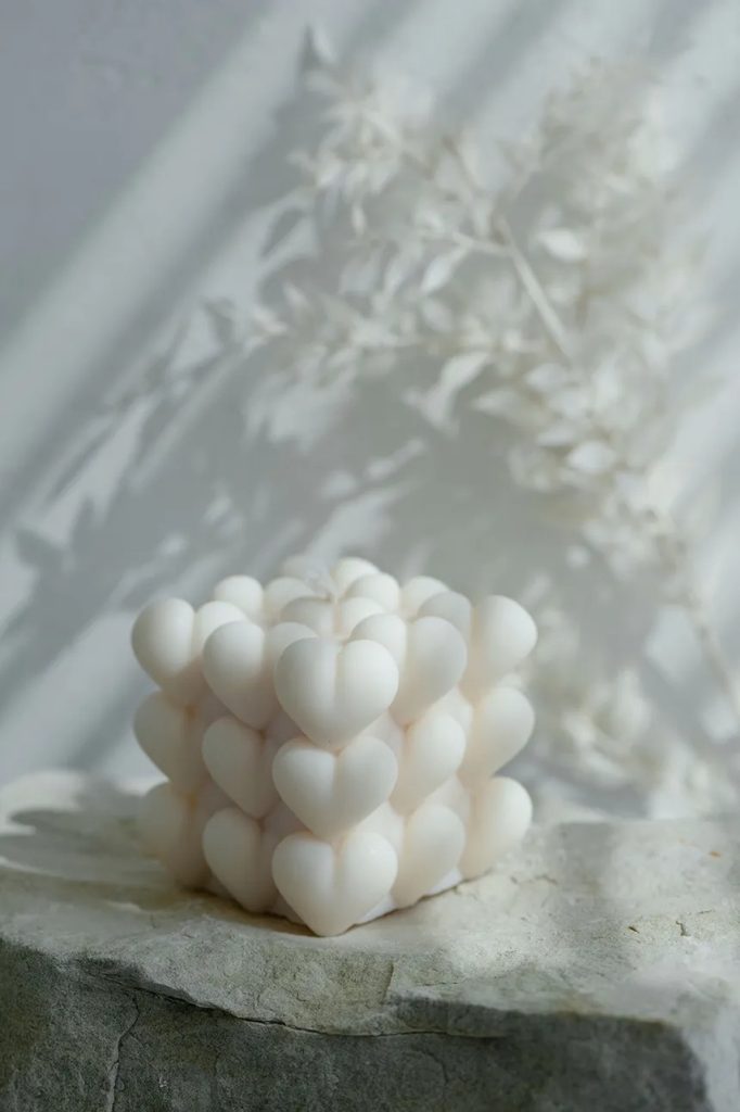 Temida lumânare decorativă Heart Cube 145 g culoarea bej-Lumânări și parfumuri